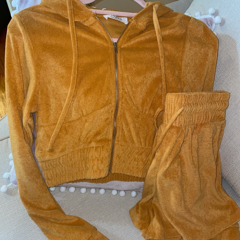 Zenana outfit from local boutique. Size small top/bottom. Gold/orange hue